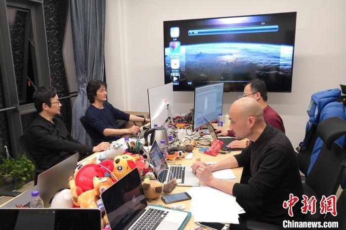 廣州美術(shù)學(xué)院曹雪、劉平云帶領(lǐng)的設(shè)計(jì)團(tuán)隊(duì)對(duì)北京冬奧會(huì)吉祥物加班加點(diǎn)進(jìn)行修改設(shè)計(jì)。(資料圖) 劉平云供圖