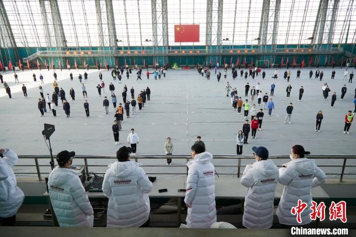 北京冬奧會閉幕式開始前，演員們在進行排練?！埼暮?供圖