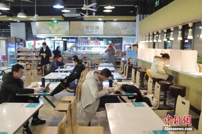 資料圖：考研學(xué)生在食堂內(nèi)復(fù)習(xí)。 泱波 攝
