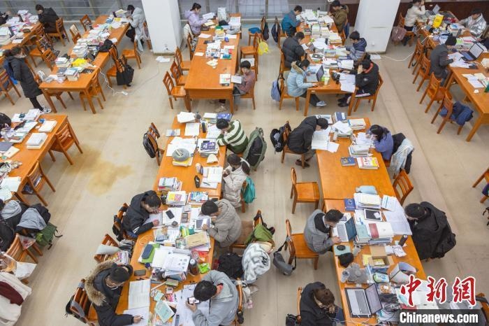 資料圖：南昌大學(xué)圖書館自習(xí)室內(nèi)，考生正在緊張復(fù)習(xí)?！⒘?攝