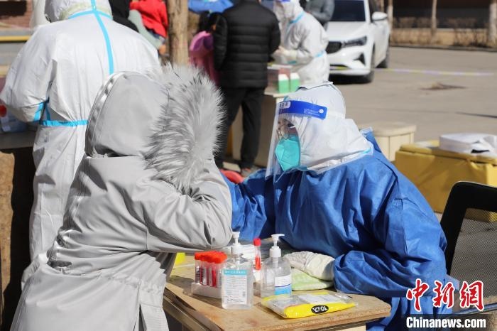呼和浩特市民做核酸?！埩只?攝