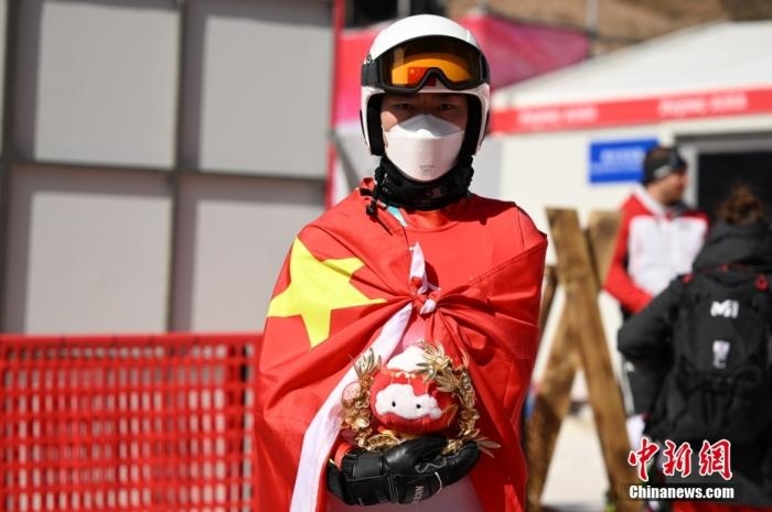 3月6日，中國(guó)選手梁景怡在賽后手捧吉祥物。當(dāng)日，北京2022年冬殘奧會(huì)殘奧高山滑雪男子超級(jí)大回轉(zhuǎn)-站姿決賽在國(guó)家高山滑雪中心舉行，中國(guó)選手梁景怡奪得冠軍。 <a target='_blank' href='/'>中新社</a>記者 劉冉陽(yáng) 攝 　