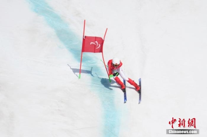 3月6日，中國(guó)選手梁景怡在比賽中。當(dāng)日，北京2022年冬殘奧會(huì)殘奧高山滑雪男子超級(jí)大回轉(zhuǎn)-站姿決賽在國(guó)家高山滑雪中心舉行，中國(guó)選手梁景怡奪得冠軍。 <a target='_blank' href='/'>中新社</a>記者 劉冉陽(yáng) 攝 　
