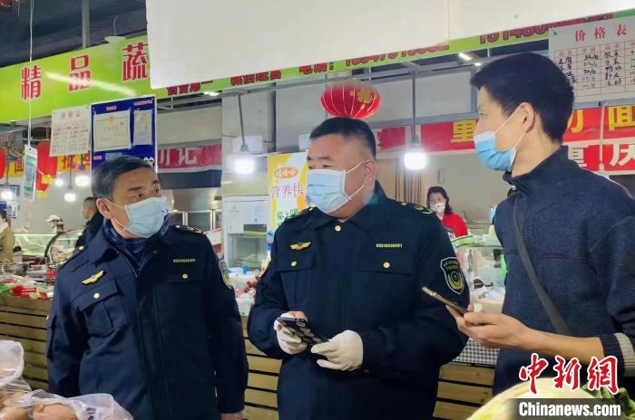 圖為執(zhí)法人員進(jìn)行調(diào)查?！±铈面谩z