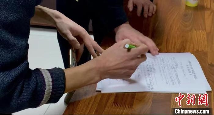 圖為現(xiàn)場(chǎng)下達(dá)詢問(wèn)通知書(shū)。　李婷婷 攝