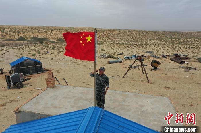 圖為每天升旗是謝寶民的必修課。　受訪者供圖