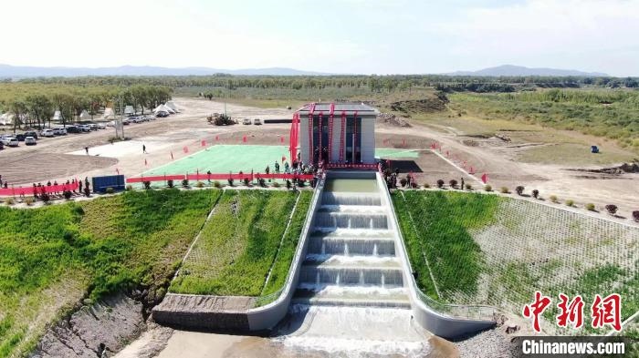 圖為生態(tài)補(bǔ)水現(xiàn)場?！》缎Э?攝