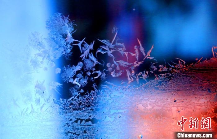 點(diǎn)點(diǎn)冰花像一個(gè)個(gè)小精靈。　孫書程 攝