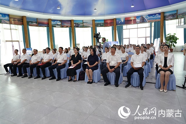 與會人員共同觀看科右中旗牛產(chǎn)業(yè)高質(zhì)量發(fā)展專題片。苑曉睿攝