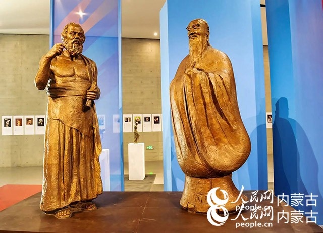 吳為山作品《神遇——孔子與蘇格拉底的對(duì)話》。實(shí)習(xí)生 楊光攝