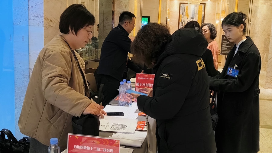 出席自治區(qū)政協(xié)會(huì)議的委員陸續(xù)抵達(dá)呼和浩特