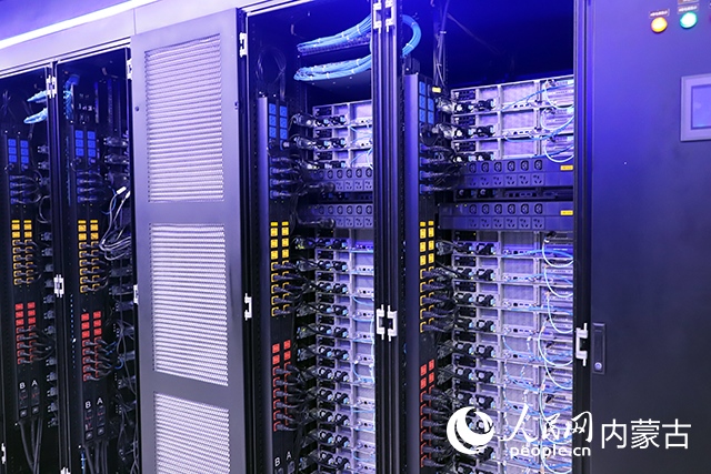 內(nèi)蒙古高性能計算公共服務(wù)平臺機房。人民網(wǎng)記者 苗陽攝