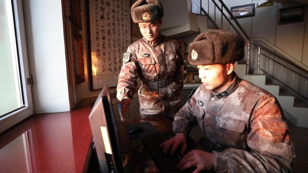 哨所內(nèi)，官兵們熟練操作視頻監(jiān)控系統(tǒng).webp.jpg