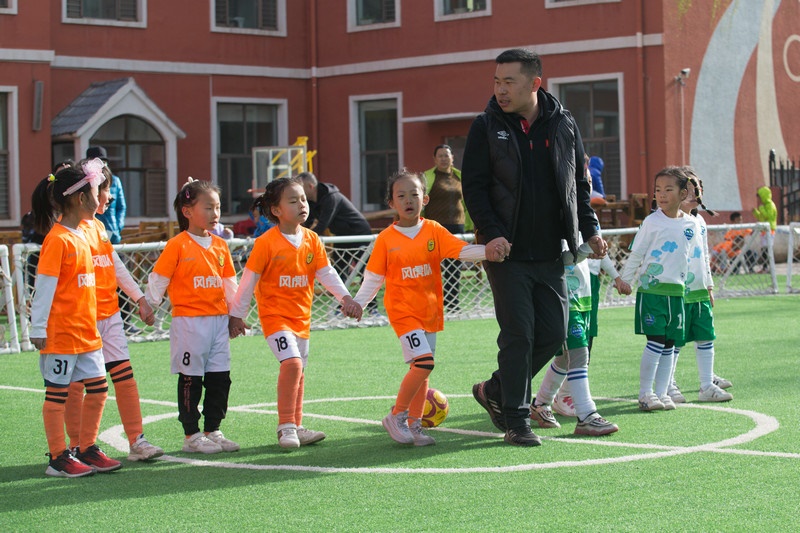 8.趣味比賽結(jié)束后，足球教師武穆帶領(lǐng)孩子們到場(chǎng)邊謝場(chǎng).jpg