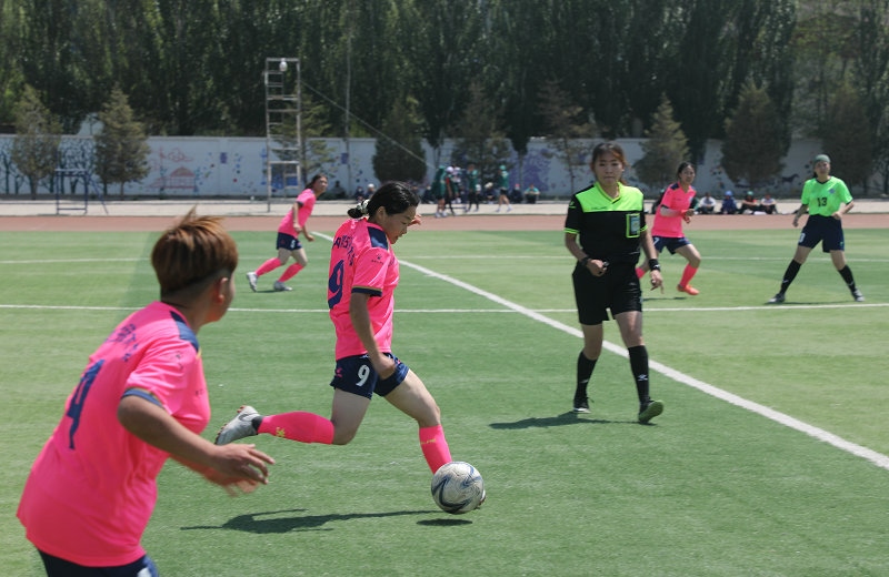 3.大學(xué)生足球聯(lián)賽本科組比賽現(xiàn)場，內(nèi)蒙古民族大學(xué)（粉色）對陣呼和浩特民族學(xué)院.JPG