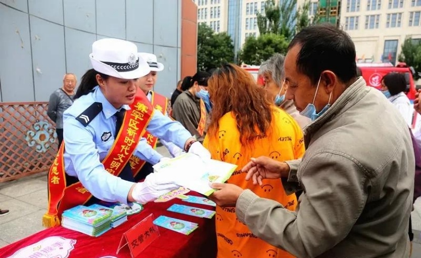 1631524710898800.jpg 賽罕區(qū)舉行“永遠跟黨走 文明我同行”創(chuàng)城集中宣傳活動2.jpg