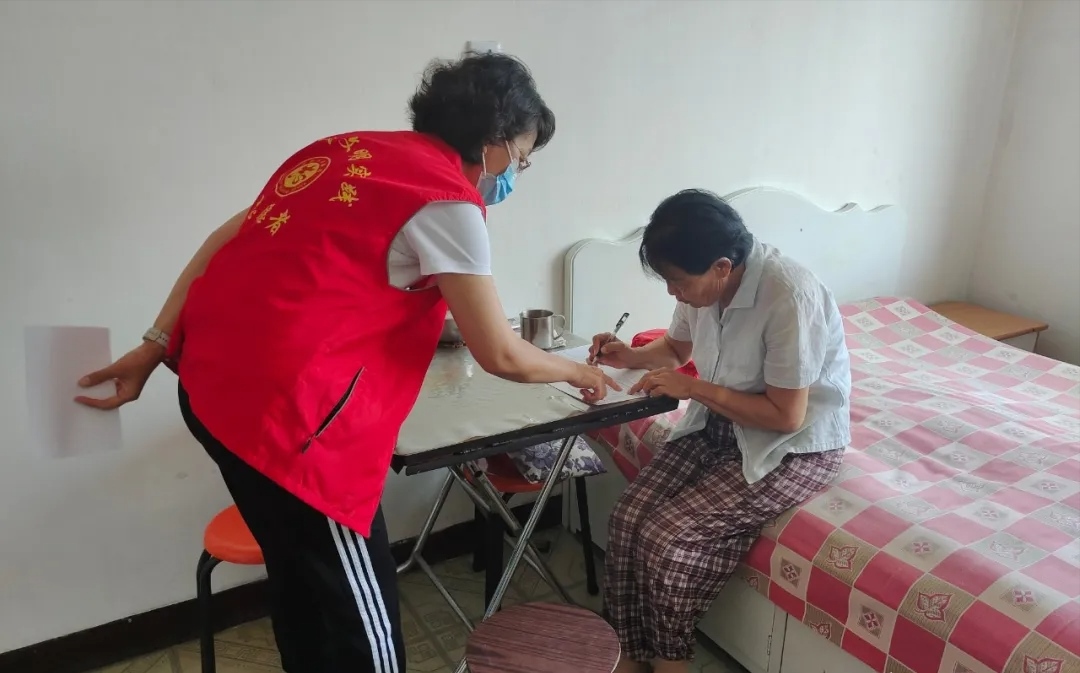 1631524804981005.jpg 區(qū)委組織部黨員深入居民家中了解創(chuàng)建文明城市工作滿意度.jpg