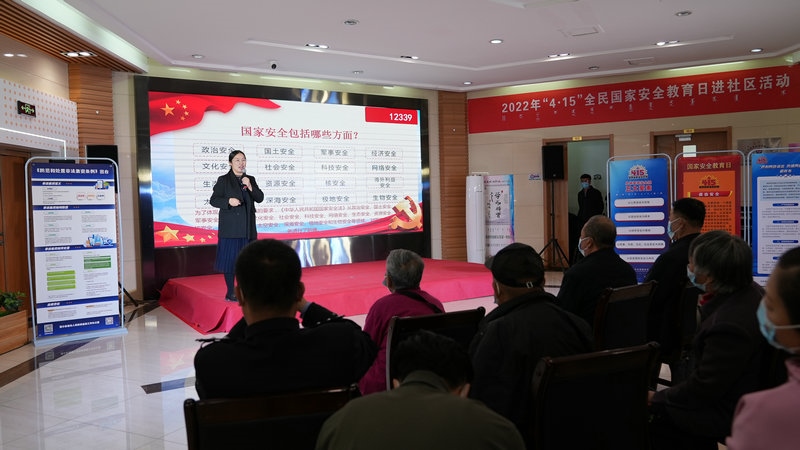 線下聯(lián)合各國家安全委員單位同步開展“國家安全進(jìn)社區(qū)”活動，現(xiàn)場通過以國家安全知識問答為主線，穿插烏蘭牧騎演出、國家安全宣講、發(fā)放國家安全法律法規(guī)讀本等形式，圍繞什么是國家安全、國家安全包含哪些內(nèi)容、如何維護(hù)國家安全等方面，為社區(qū)老百姓開展宣傳宣講，同時作為現(xiàn)場“進(jìn)社區(qū)”活動與線上直播活動連線，把現(xiàn)場熱烈氣氛帶到網(wǎng)絡(luò)，與大家共同分享。 (4)_副本.jpg