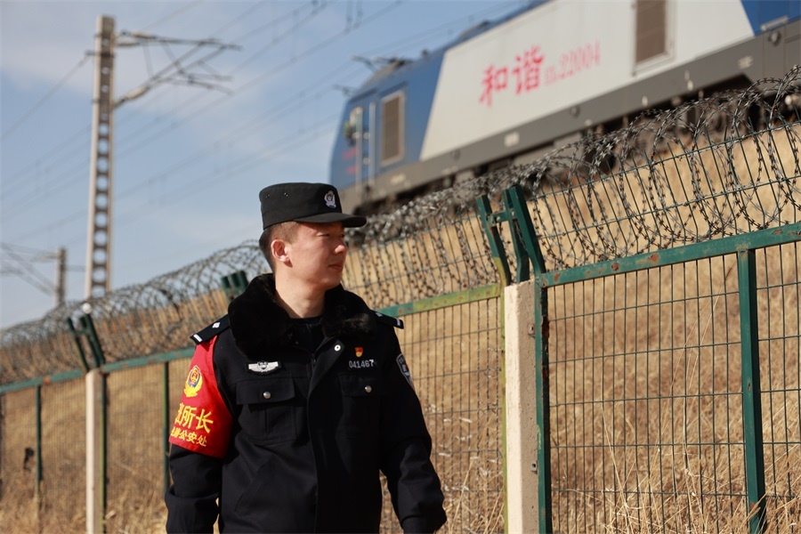 1678079553672156.jpg 工作中的侯俊杰巡視鐵路線.jpg