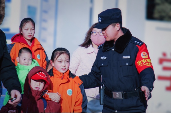 站好“護(hù)學(xué)崗”，守護(hù)“成長路”——南地公安持續(xù)開展護(hù)學(xué)行動(dòng)494.png