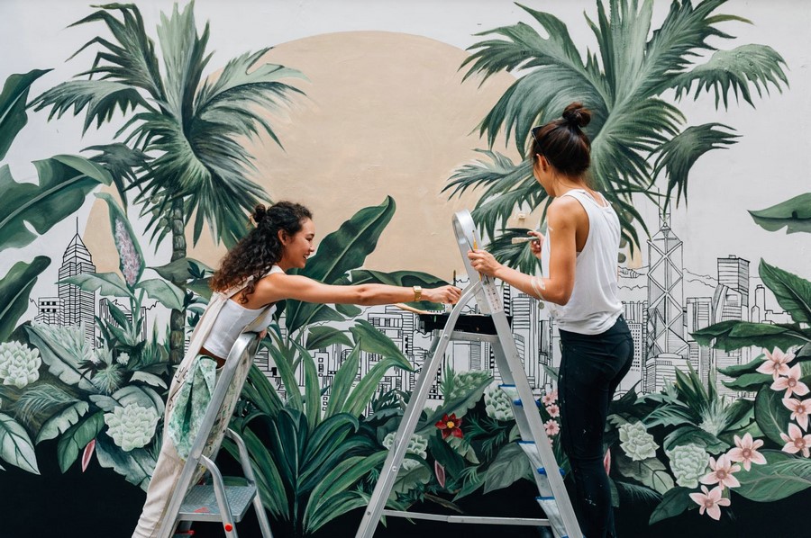 05. 藝術(shù)家梅慧欣、連佩汶與她們創(chuàng)作的壁畫作品.jpg