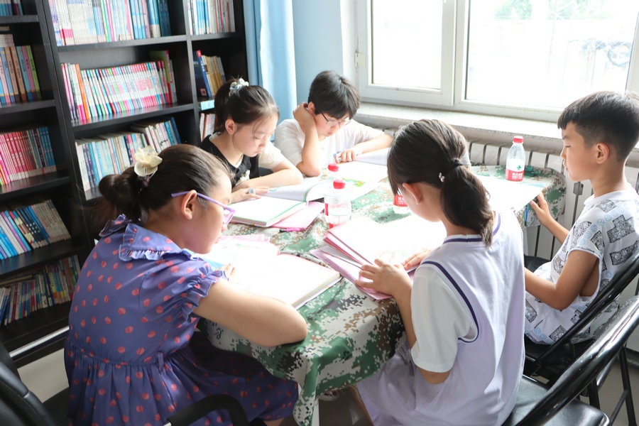 1720425315545772.jpg 孩子們?cè)谥行臅肯硎茏x書的快樂.JPG