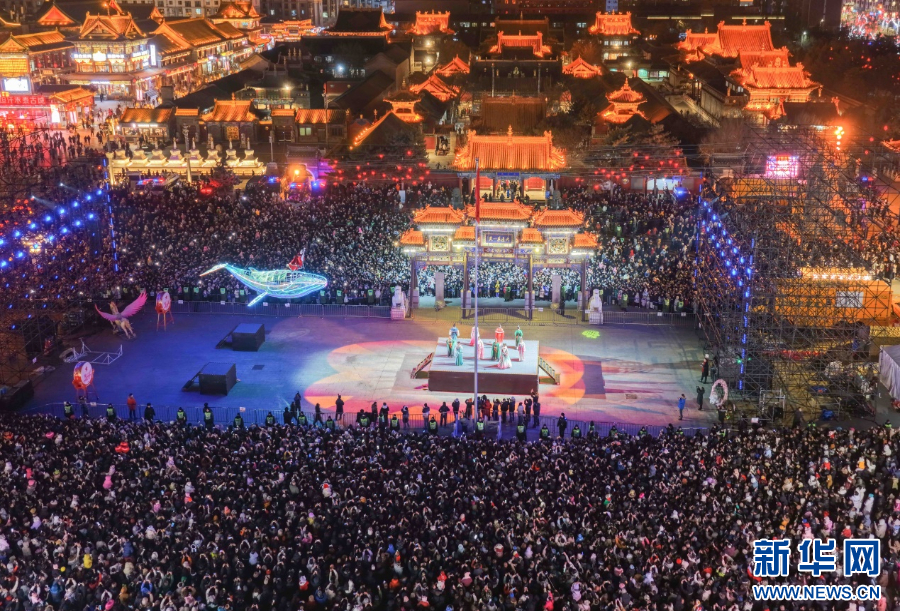 2025年12月31日晚，呼和浩特市玉泉區(qū)塞上老街旅游休閑街區(qū)跨年夜活動(dòng)現(xiàn)場(chǎng)游人如織。新華網(wǎng)發(fā)（丁根厚 攝）.jpg