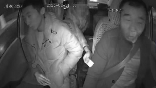 凌晨女子打車到江邊，并掏出百元大鈔給司機(jī)稱不用找了。資陽(yáng)公安供圖