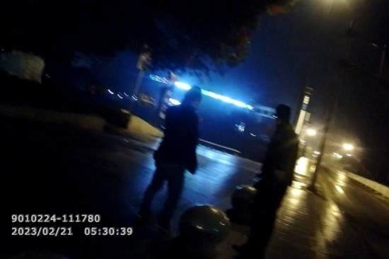 報(bào)警人唐師傅向民警講述情況 。資陽(yáng)公安供圖