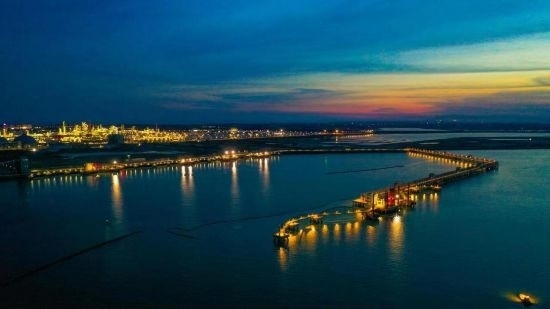圖為中科煉化自建港口碼頭，30萬噸級原油泊位