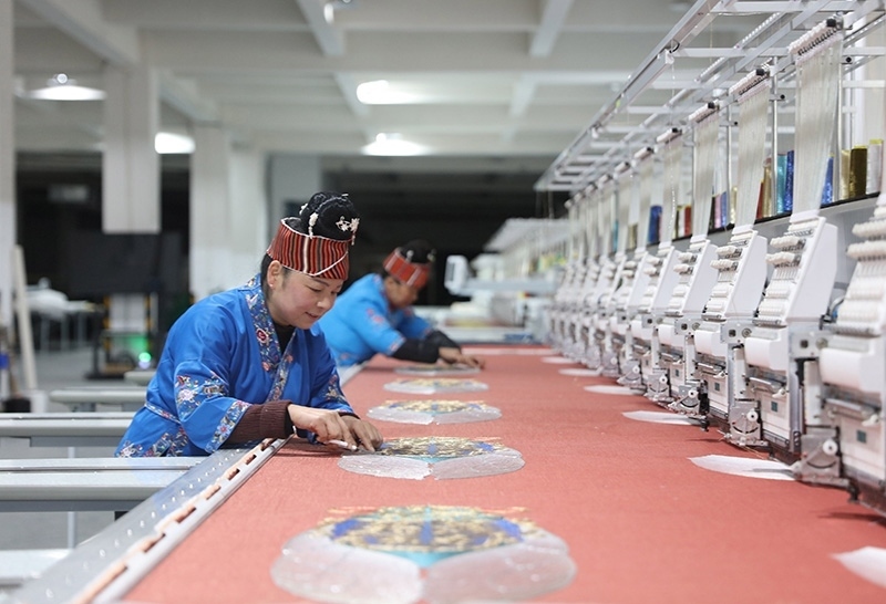 2023年2月13日，貴州省黔東南苗族侗族自治州施秉縣工業(yè)園區(qū)，工人在機繡車間作業(yè)。