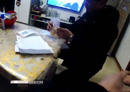 失主對(duì)照清單清點(diǎn)黃金等貴重物品。資陽(yáng)市公安供圖