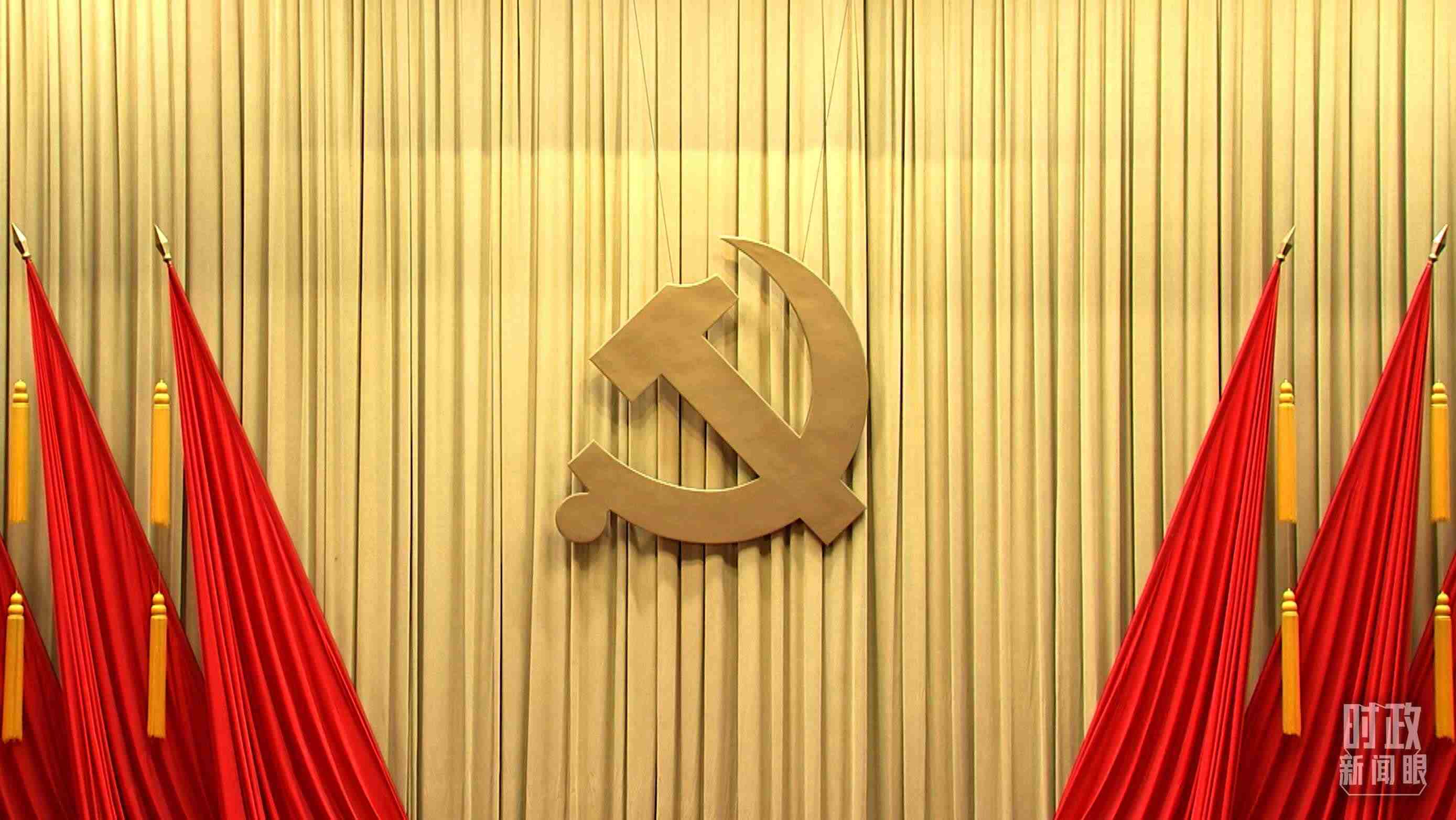 △會場上莊嚴的黨徽。（總臺央視記者郭鴻拍攝）