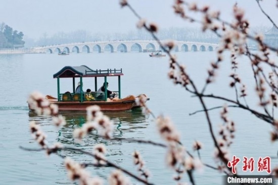 20日，頤和園游船開航。<a target='_blank' data-cke-saved-href='/' href='/'><p align=