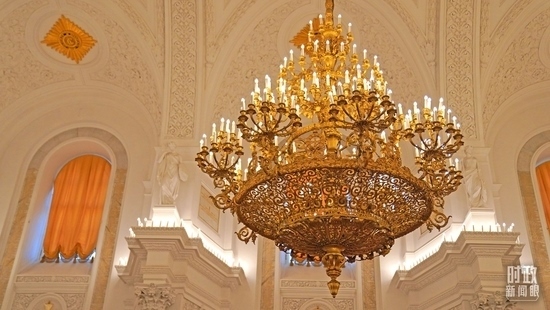 △喬治大廳內(nèi)燈光璀璨。（總臺(tái)國(guó)廣記者李晉拍攝）