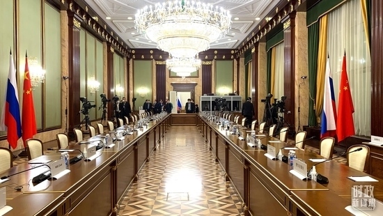 △俄羅斯聯(lián)邦政府大廈內(nèi)，習(xí)主席在這里會(huì)見(jiàn)俄羅斯總理米舒斯京。（總臺(tái)央視記者段德文拍攝）