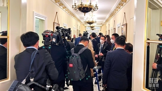  △等待進(jìn)入會(huì)場(chǎng)的新聞?dòng)浾邤D滿(mǎn)走廊。（總臺(tái)央視記者程鋮拍攝）