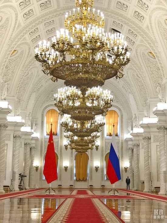 △克里姆林宮喬治大廳，習(xí)主席在這里同普京總統(tǒng)握手合影。（總臺(tái)央視記者石偉明拍攝）