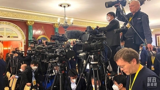 △等待中俄兩國(guó)元首共見(jiàn)記者的中外媒體同仁。（總臺(tái)央視記者段德文、李輝拍攝）