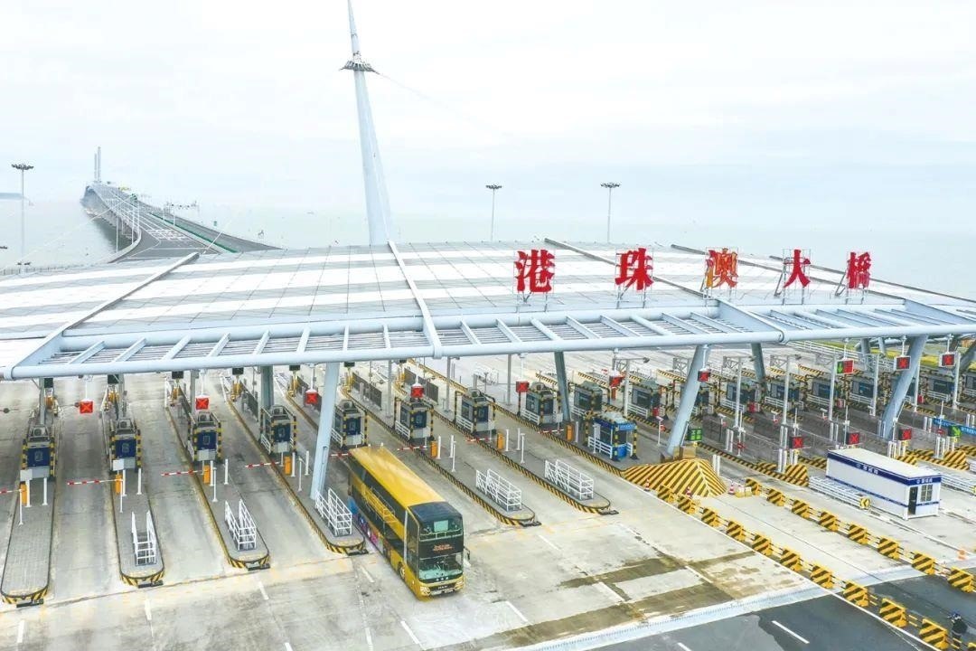 △一輛從香港開往珠海的港珠澳大橋穿梭巴士入境珠海。
