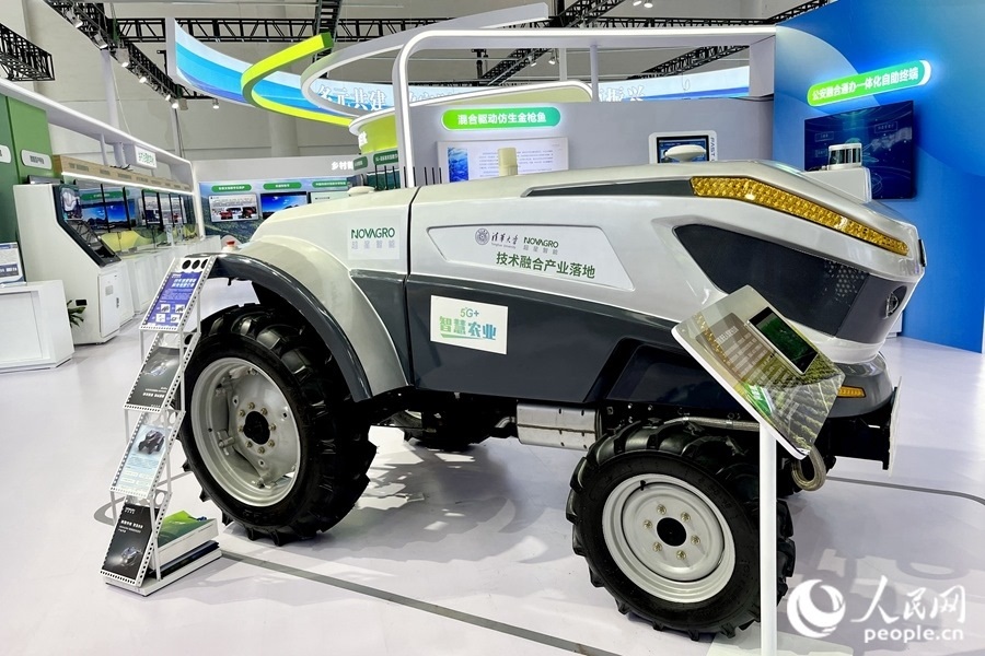 通過手機，就能指揮新能源無人駕駛拖拉機在田里作業(yè)。人民網 錢嘉禾攝