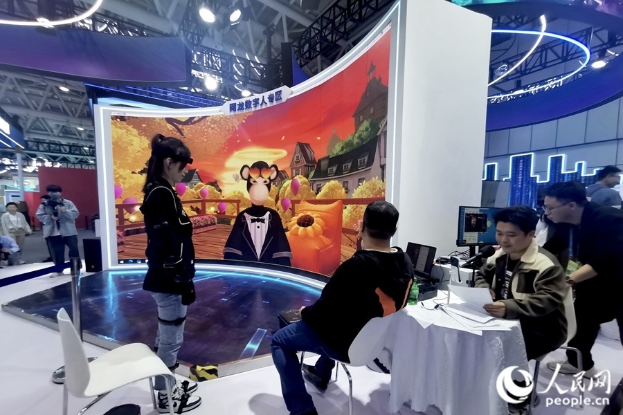 數(shù)字人主播“無聊猿”。人民網 葉青卿攝