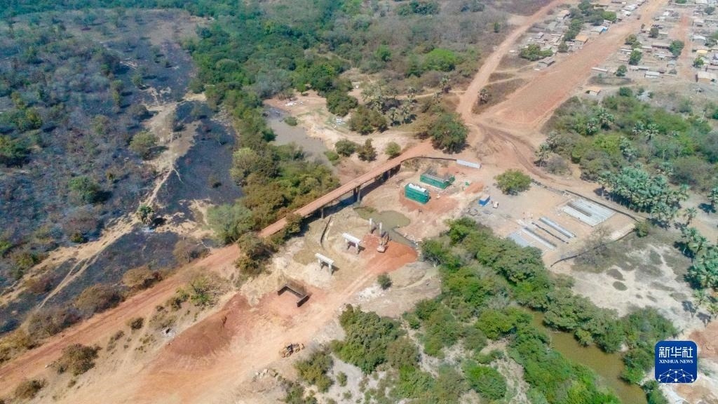 這是1月12日在科特迪瓦西北部奧迭內(nèi)省拍攝的北部公路項(xiàng)目施工現(xiàn)場（無人機(jī)照片）。新華社發(fā)（中國港灣工程有限責(zé)任公司供圖）