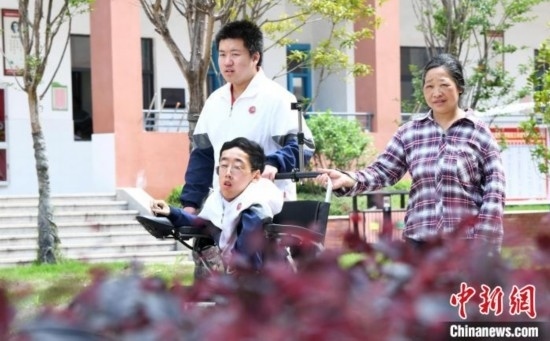 碰上天氣好，朱金祥就會利用休息時間，和鐘華強母親將其推出來賞賞花，曬曬太陽，呼吸一下外面的新鮮空氣。 卓忠偉 攝