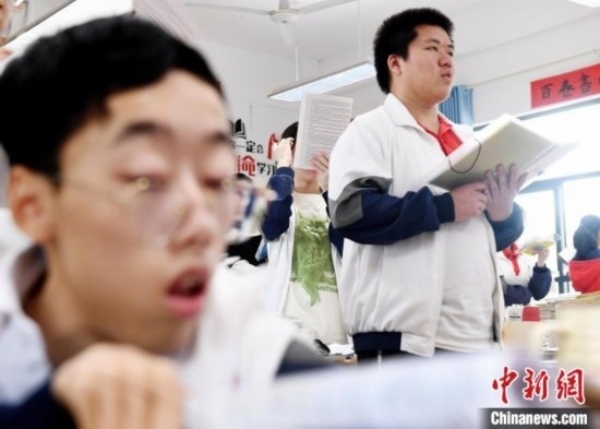 朱金祥(右)和鐘華強(左)正在加緊復習迎接高考。 卓忠偉 攝