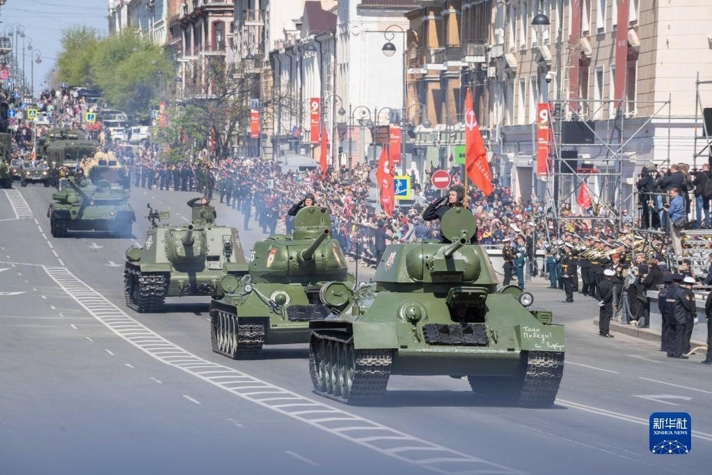 5月9日，在俄羅斯符拉迪沃斯托克市，坦克編隊(duì)參加閱兵式。新華社發(fā)（郭飛洲攝）