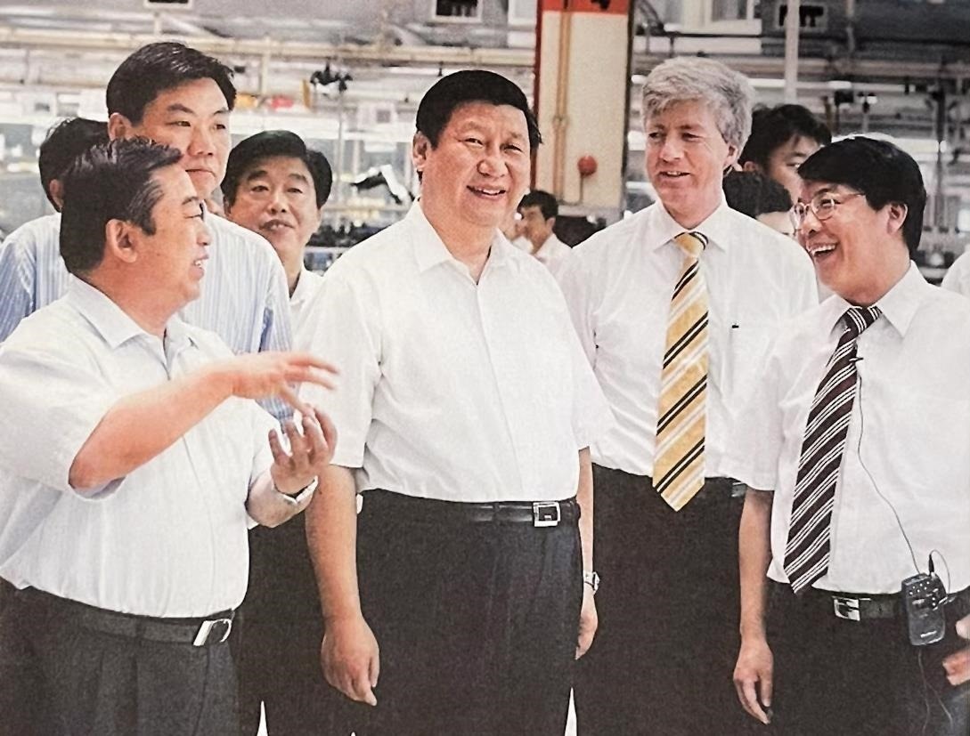 2007年7月，習(xí)近平調(diào)研上海大眾汽車(chē)有限公司。