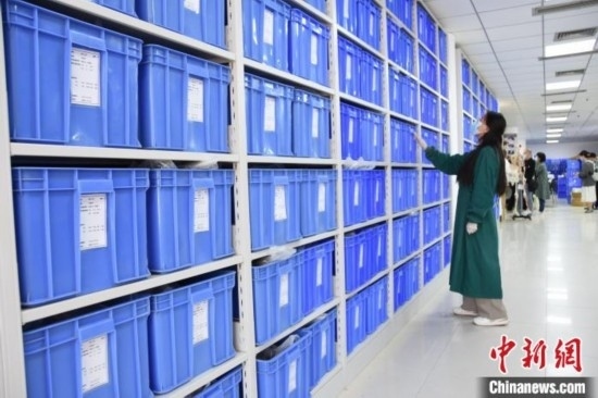 圖為鄭州大學(xué)人骨考古實(shí)驗(yàn)室內(nèi)的骨骼標(biāo)本庫。王宇 攝