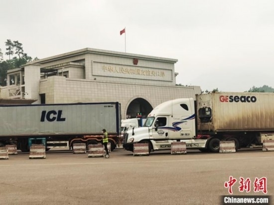 近日，位于中越邊境廣西憑祥市的友誼關(guān)口岸車水馬龍，裝載著東盟水果的跨境車輛來往不斷。黃艷梅 攝