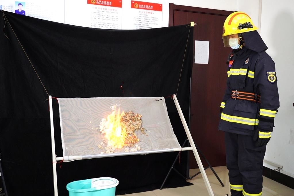 消防員在展示柳絮點(diǎn)燃實(shí)驗(yàn)。 張少欣 攝